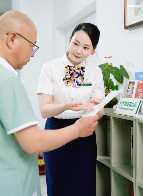 金融服务人员讲解